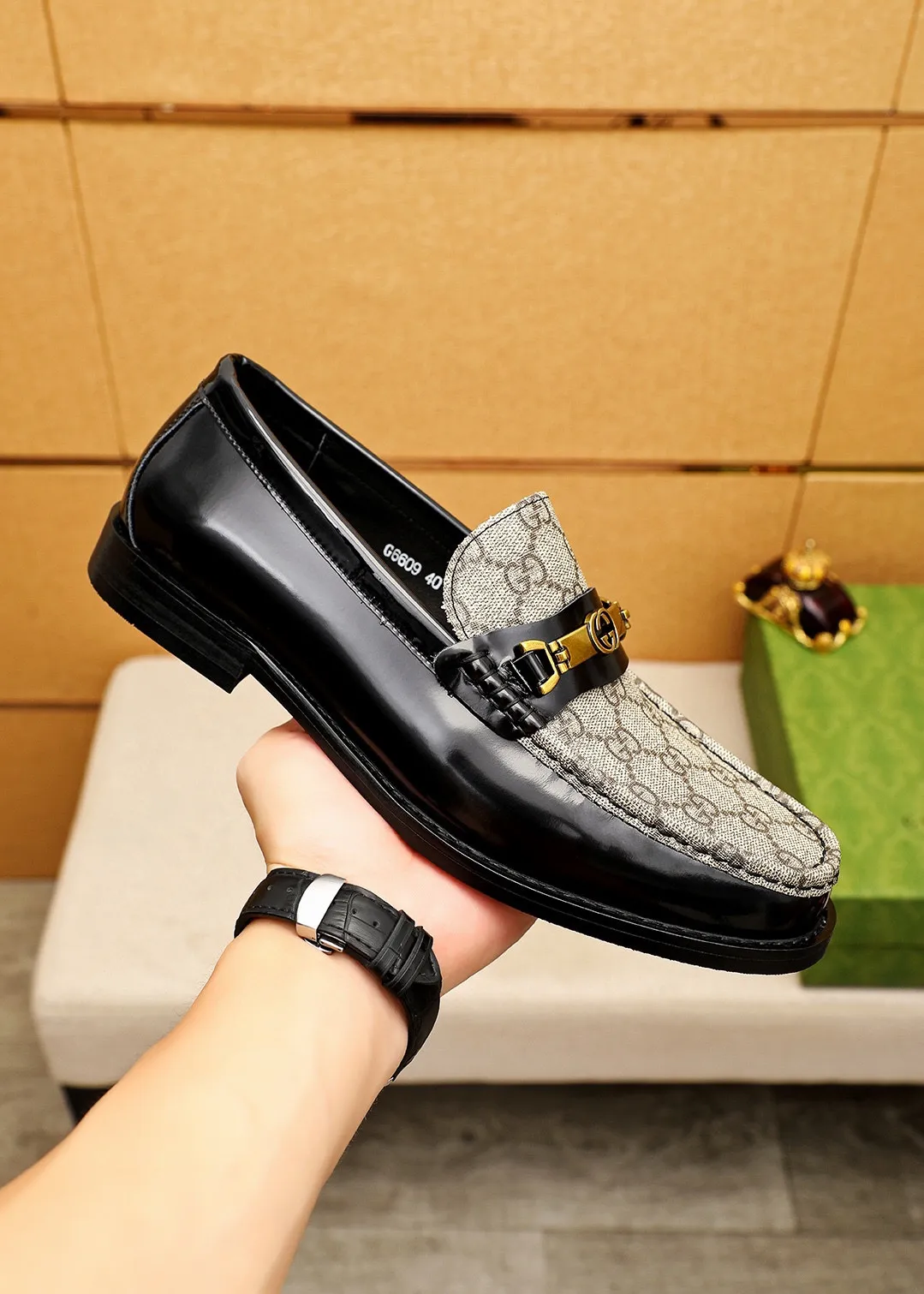 Men's shoes 💰460 💐 Product trademark: GUCCI "Gucci" casual leather shoes Regular size: 38-44 (45🉑️customized) Product materials: Selected imported first-layer open-edge beaded cowhide leather upper + luxury hardware buckle, imported water-dyed cowhide leather lining. Strong three-dimensional visual effect, original combination outsole Color: 4⃣️colors available